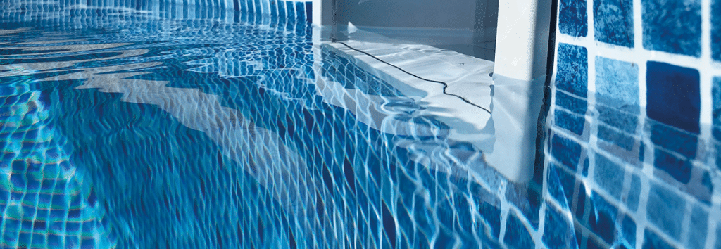 Teich mit klarem Wasser mit einer Folie aus blauem Fliesenimitat