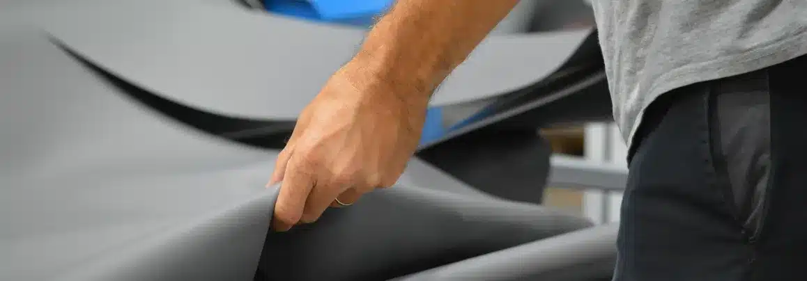 main sur liner découpé brécé
