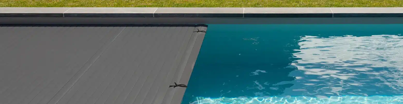 automatic slatted cover a swimming pool with opaque polycarbonate slats